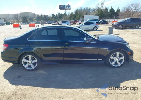 2010 Mercedes-Benz C 300 Sport z USA, uszkodzony, nr VIN WDDGF5EB7AR091873